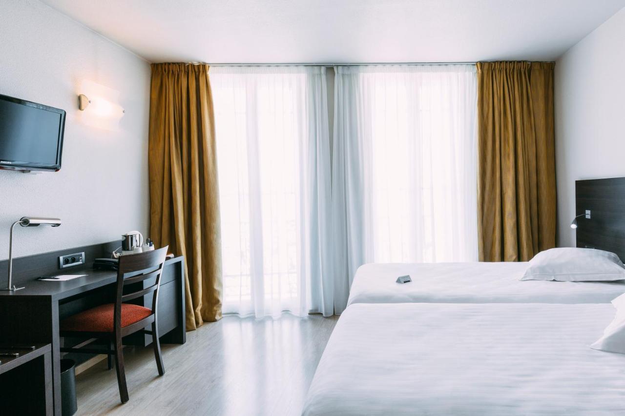 Deluxe Double Room Old Port Side View