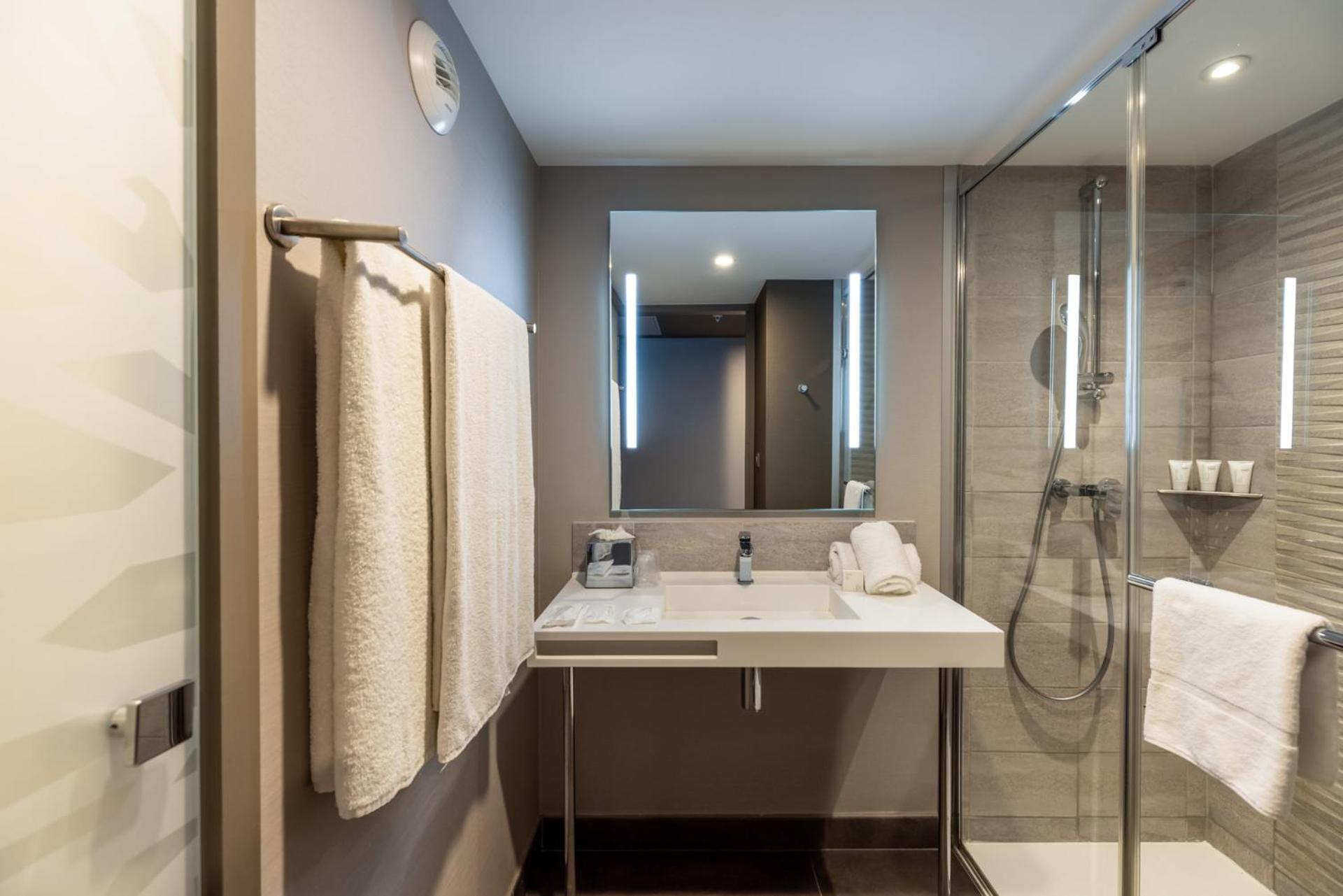 Chambre Lit Queen-Size Classique - Vue sur Ville - Étage Inférieur